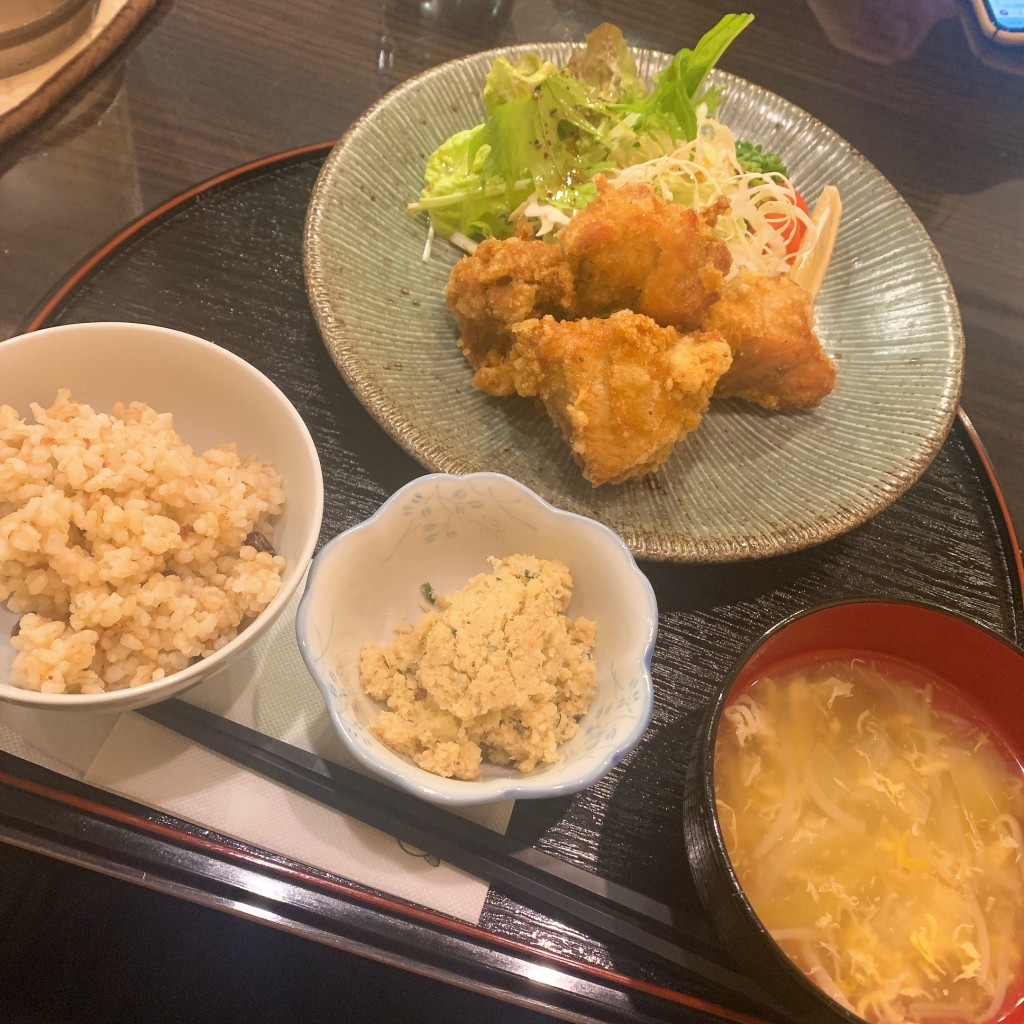 ユーザーが投稿した唐揚げ定食(普)(白・玄)の写真 - 実際訪問したユーザーが直接撮影して投稿した真鶴居酒屋かしわすき おばん菜 小倉家の写真