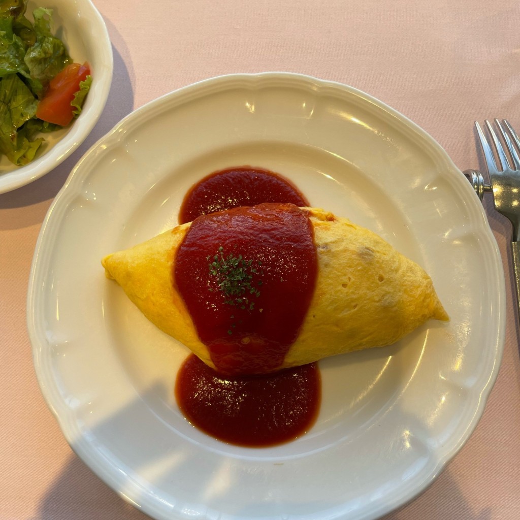 ユーザーが投稿したオムライスセット(ハーフ) トマの写真 - 実際訪問したユーザーが直接撮影して投稿した湯島洋食厳選洋食 さくらいの写真