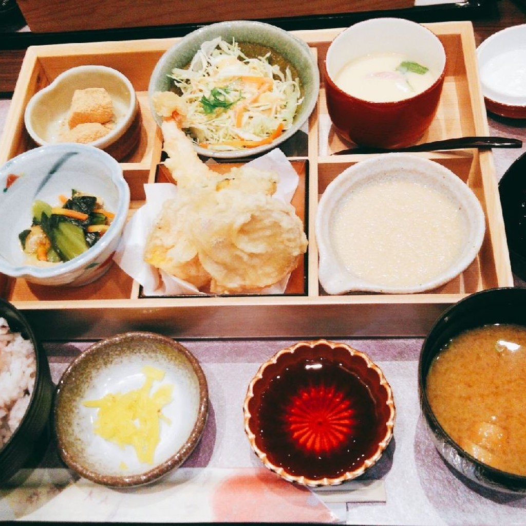 ユーザーが投稿したとろろと天ぷらの美し御膳の写真 - 実際訪問したユーザーが直接撮影して投稿した鶴見中華料理和食甘味 かんざし イオンモール鶴見緑地店の写真