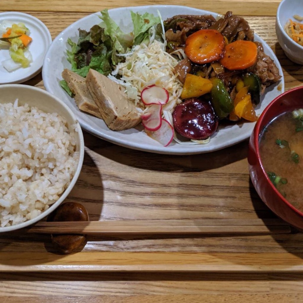 ユーザーが投稿した豚肉と野菜の黒酢炒め定食の写真 - 実際訪問したユーザーが直接撮影して投稿した西原定食屋ごはん ごはんの写真