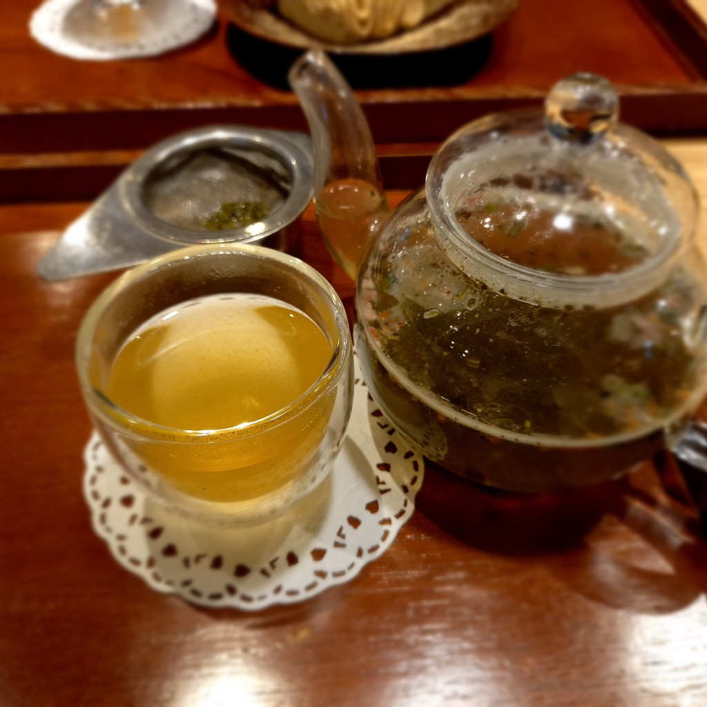 ユーザーが投稿した梅と桜・苺の玄米茶の写真 - 実際訪問したユーザーが直接撮影して投稿した元町カフェ和カフェ Tsumugi ラスカ茅ヶ崎店の写真