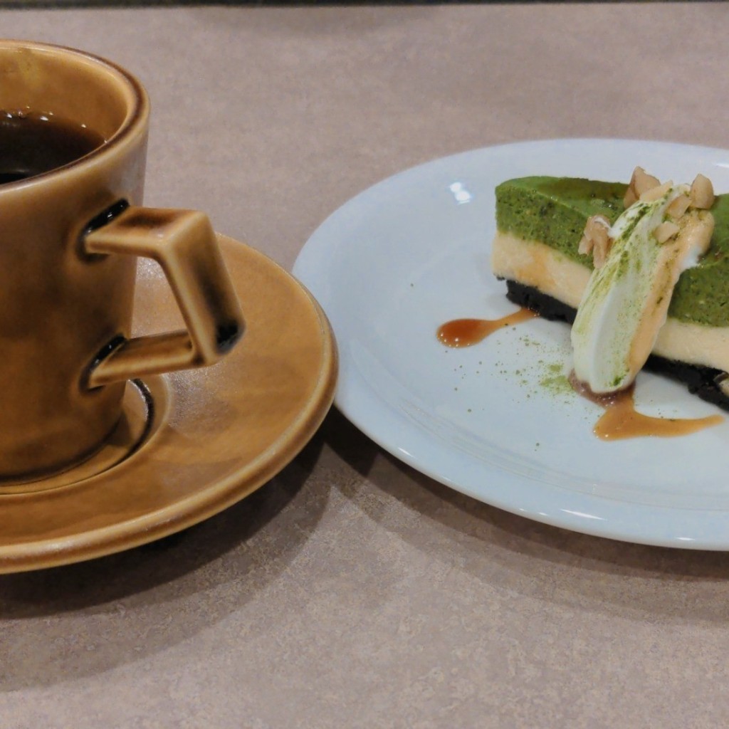 ユーザーが投稿した濃ゆい抹茶のチーズケーキセット ホットコーヒーの写真 - 実際訪問したユーザーが直接撮影して投稿した紙屋町カフェCORITA CAFEの写真