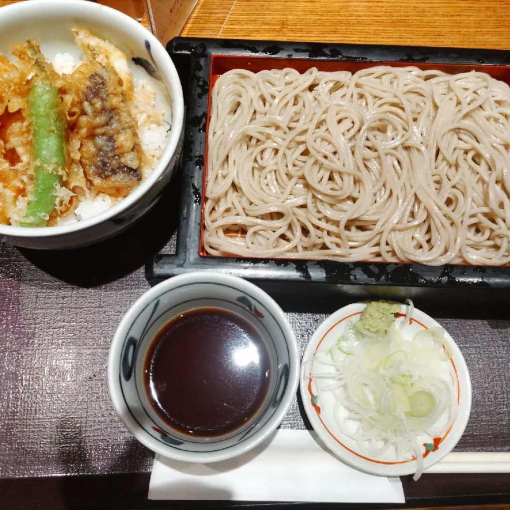 ユーザーが投稿した穴子天丼と蕎麦の写真 - 実際訪問したユーザーが直接撮影して投稿した羽田空港そば信州そば あずみ野の写真