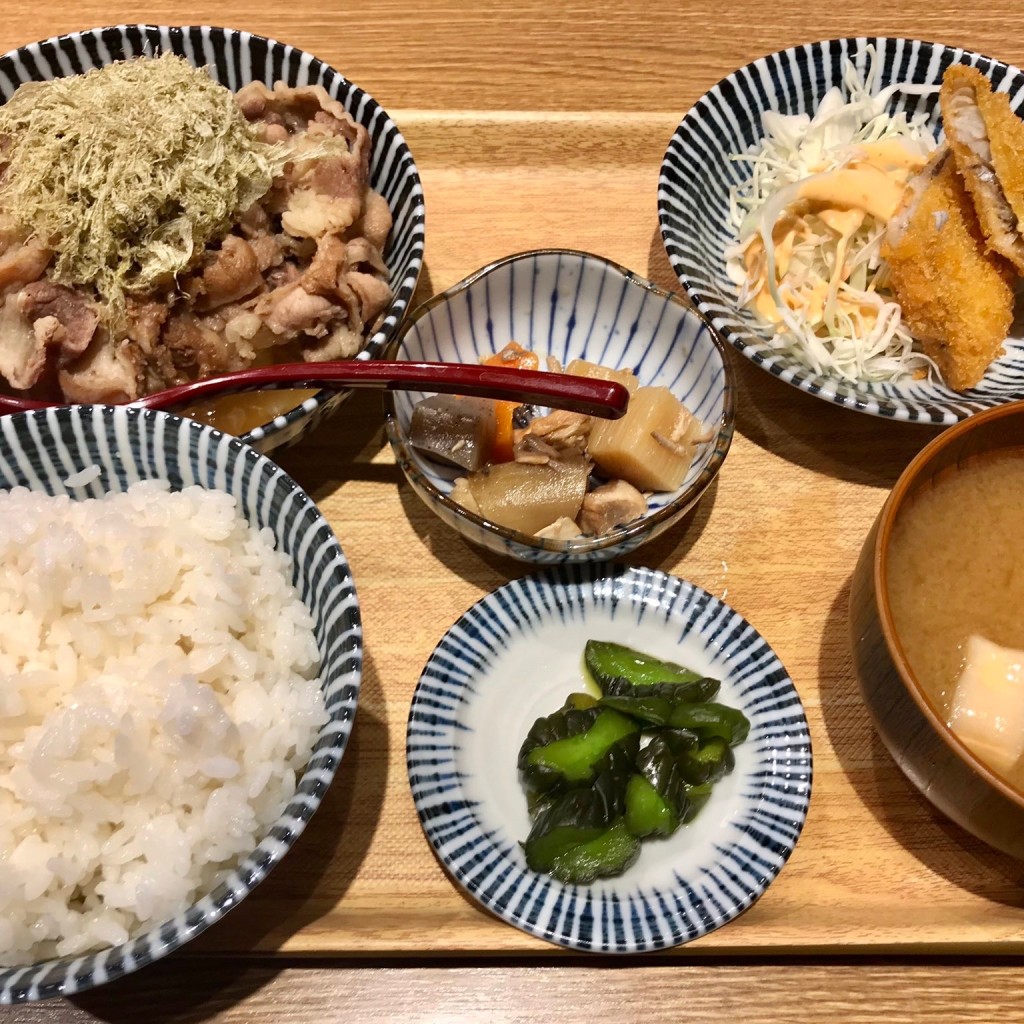 ユーザーが投稿した肉豆冨定食(白)の写真 - 実際訪問したユーザーが直接撮影して投稿した子安町居酒屋大衆食堂 安べゑ 八王子南口店の写真