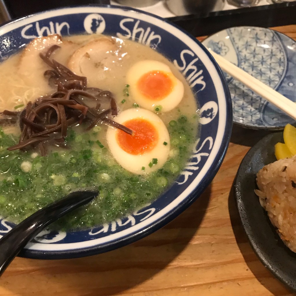 ユーザーが投稿した煮卵ラーメン、酢モツ、チャーシューおにぎりの写真 - 実際訪問したユーザーが直接撮影して投稿した天神ラーメン専門店博多らーめん ShinShin 天神本店の写真