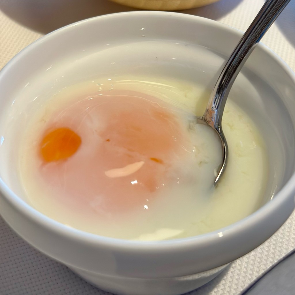 ユーザーが投稿したシーザーサラダ 島豚ベーコン 沖縄県産温度卵の写真 - 実際訪問したユーザーが直接撮影して投稿した名嘉真ステーキキングダムの写真
