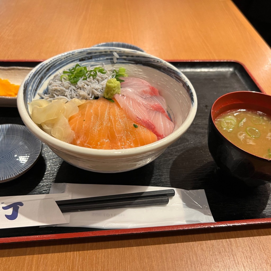 ユーザーが投稿したランチ 三色丼の写真 - 実際訪問したユーザーが直接撮影して投稿した新宿魚介 / 海鮮料理魚や一丁 新宿三光町店の写真