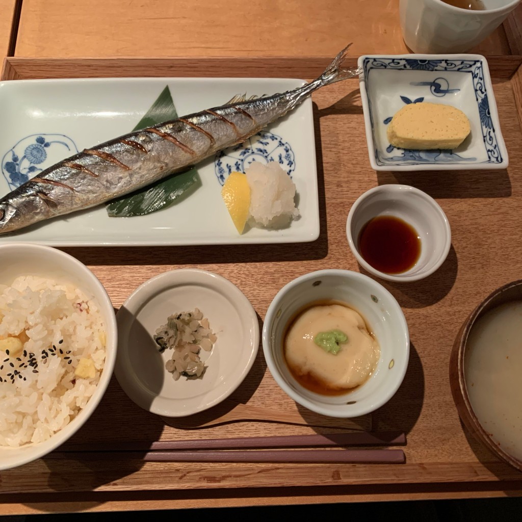 ユーザーが投稿した焼き秋刀魚御膳レモンおろし添の写真 - 実際訪問したユーザーが直接撮影して投稿した高島居酒屋京都石塀小路豆ちゃ 横浜の写真