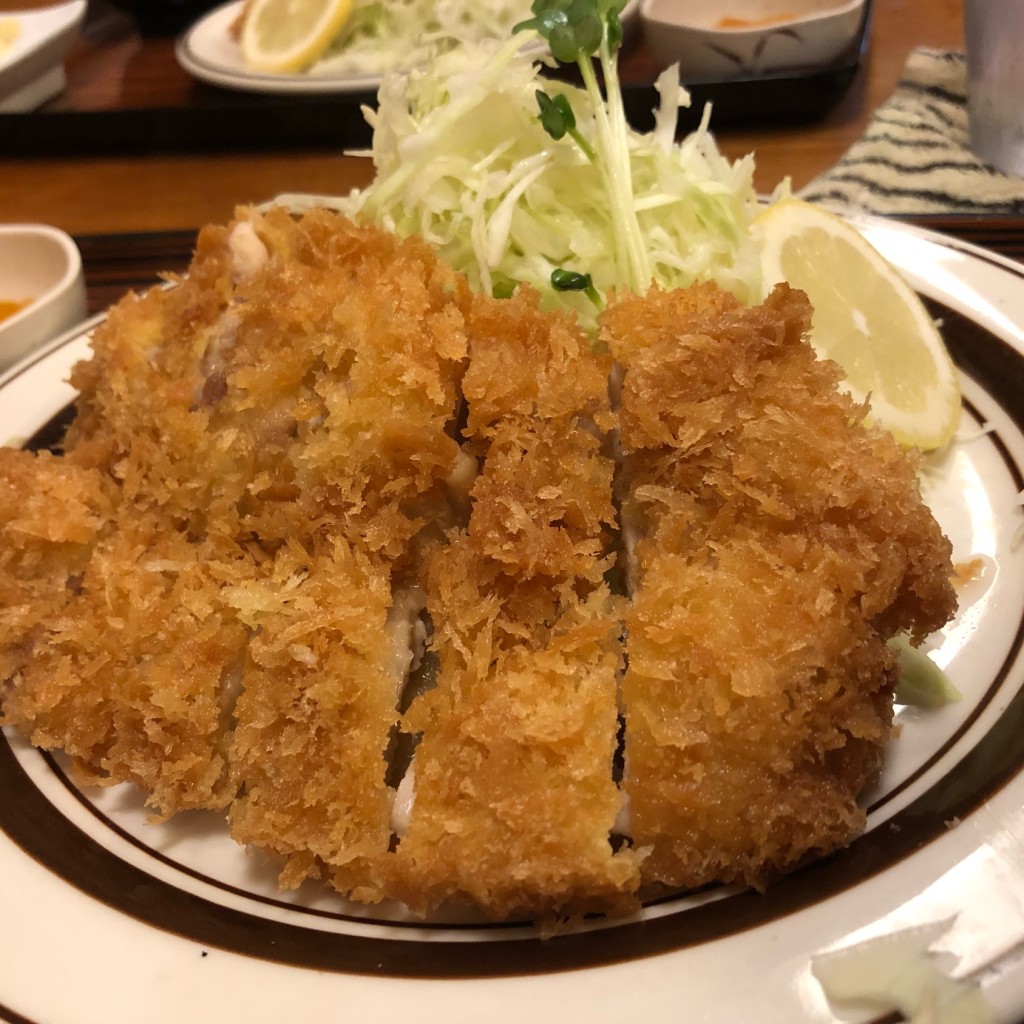 ユーザーが投稿した地鶏のチキンカツ定食の写真 - 実際訪問したユーザーが直接撮影して投稿した歌舞伎町定食屋つるかめ食堂 歌舞伎町店の写真