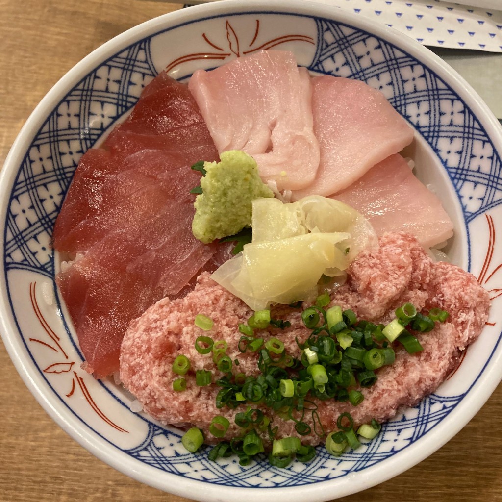 ユーザーが投稿したLunchまぐろ3色丼の写真 - 実際訪問したユーザーが直接撮影して投稿した東池袋居酒屋磯丸水産 池袋東口店の写真