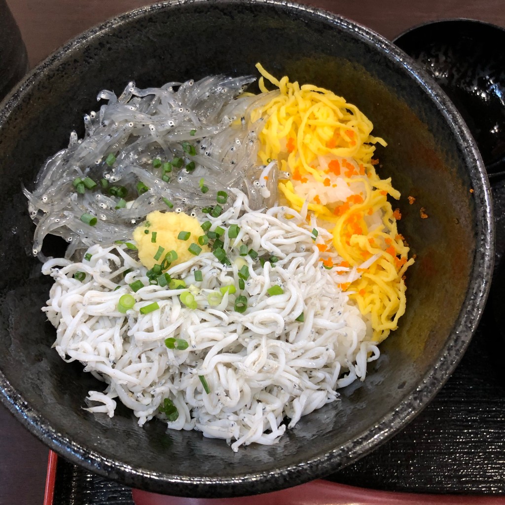 ユーザーが投稿した二色しらす丼の写真 - 実際訪問したユーザーが直接撮影して投稿した江の島丼もの江の島 ハルミの写真