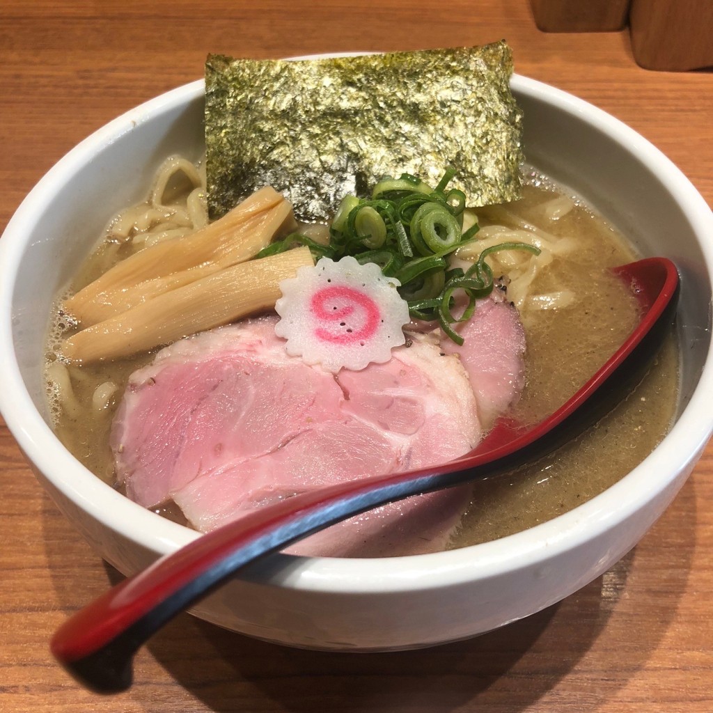 yuchan64さんが投稿した新宿ラーメン専門店のお店煮干し中華そば 鈴蘭 新宿店/ニボシチュウカソバ スズラン シンジュクテンの写真