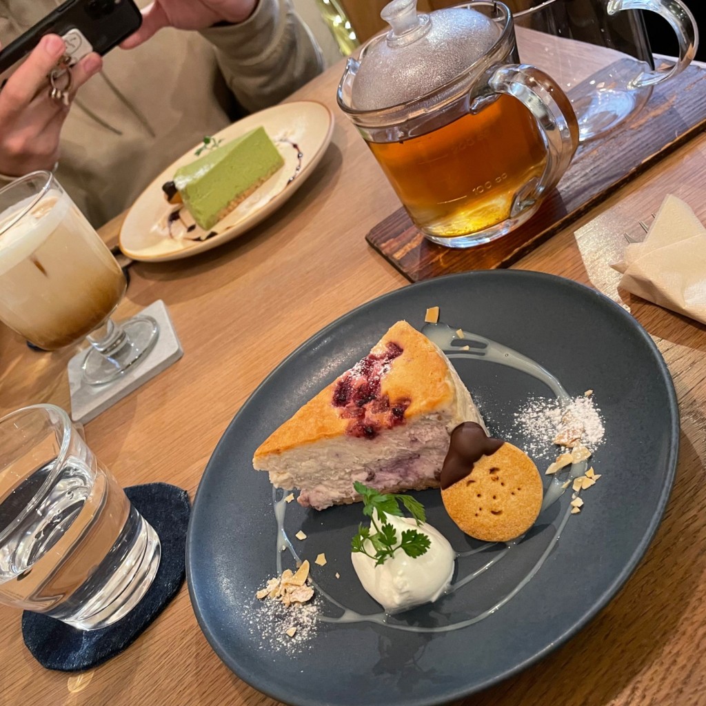 ユーザーが投稿したチーズケーキとアップルティーの写真 - 実際訪問したユーザーが直接撮影して投稿した新宿カフェMOVE CAFEの写真