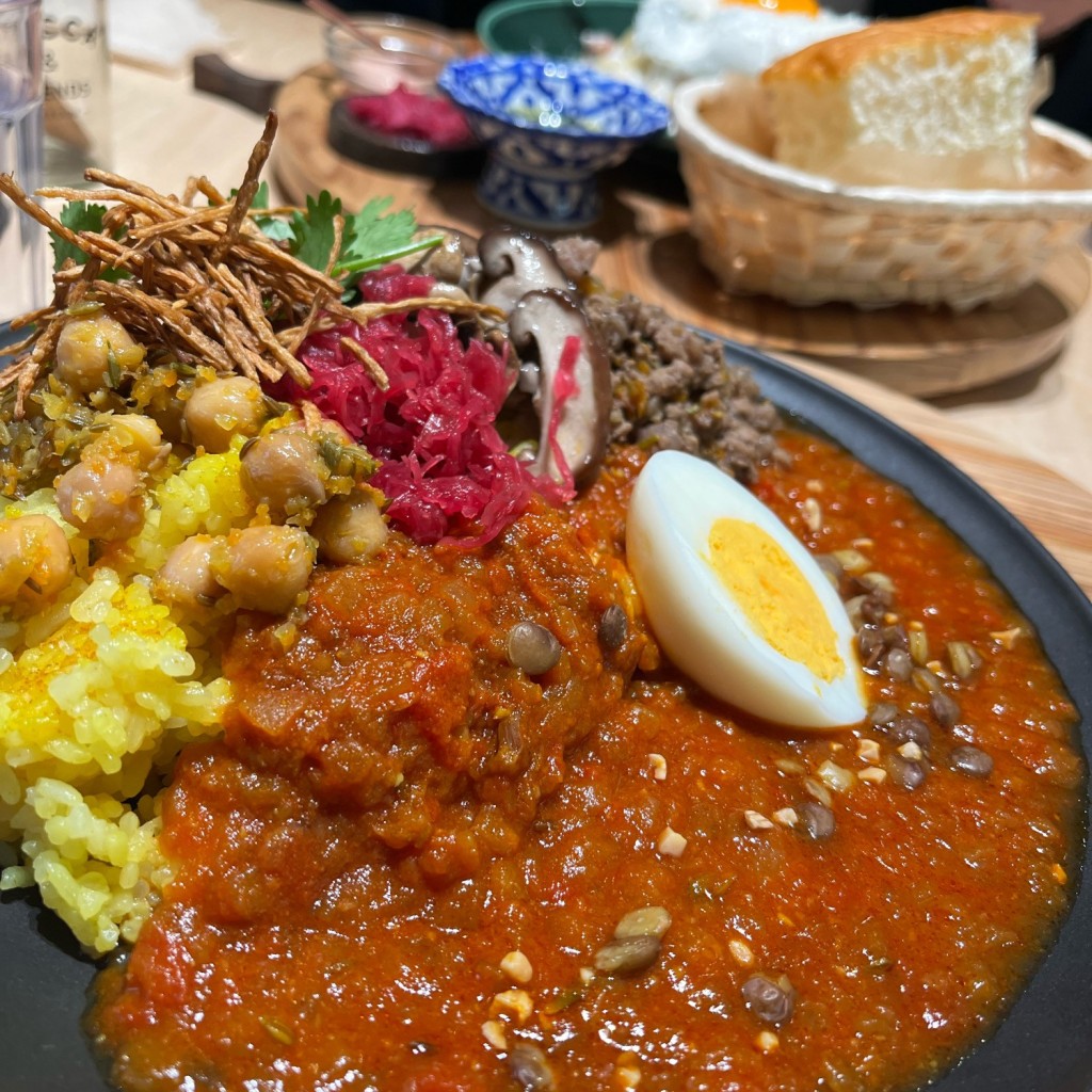 ユーザーが投稿した3種きのこと野菜デリのスパイスカレー+前菜の写真 - 実際訪問したユーザーが直接撮影して投稿した城北町カフェフォレスト グリーン パスタ&ベイクの写真