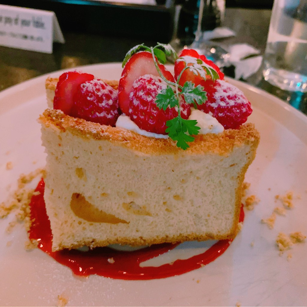 ユーザーが投稿した苺のシフォンケーキの写真 - 実際訪問したユーザーが直接撮影して投稿した千駄ヶ谷アメリカ料理tavern on Sの写真