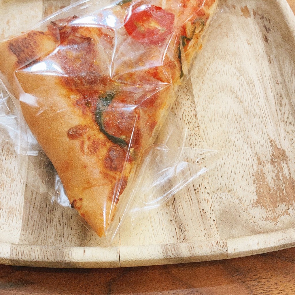 ユーザーが投稿したトマトミックスピザ(三角カット)の写真 - 実際訪問したユーザーが直接撮影して投稿した元町ベーカリーアンデルセン 茅ヶ崎ラスカ店の写真