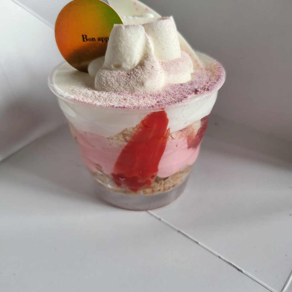 ユーザーが投稿した苺とホワイトチョコカップの写真 - 実際訪問したユーザーが直接撮影して投稿した東茨戸スイーツシャトレーゼ ガトーキングダム店の写真