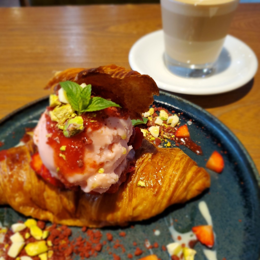 ユーザーが投稿したいちごのクロワッサンの写真 - 実際訪問したユーザーが直接撮影して投稿した国分町カフェDarestore coffee & eateryの写真
