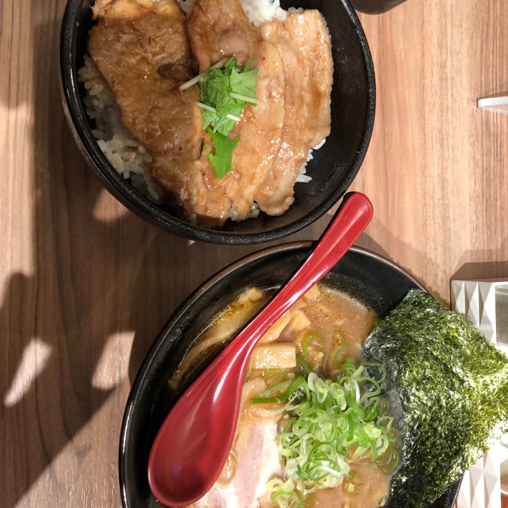 ユーザーが投稿したホエー豚丼味噌ラーメンセットの写真 - 実際訪問したユーザーが直接撮影して投稿した美々ラーメン / つけ麺麺屋 開高 新千歳空港店の写真