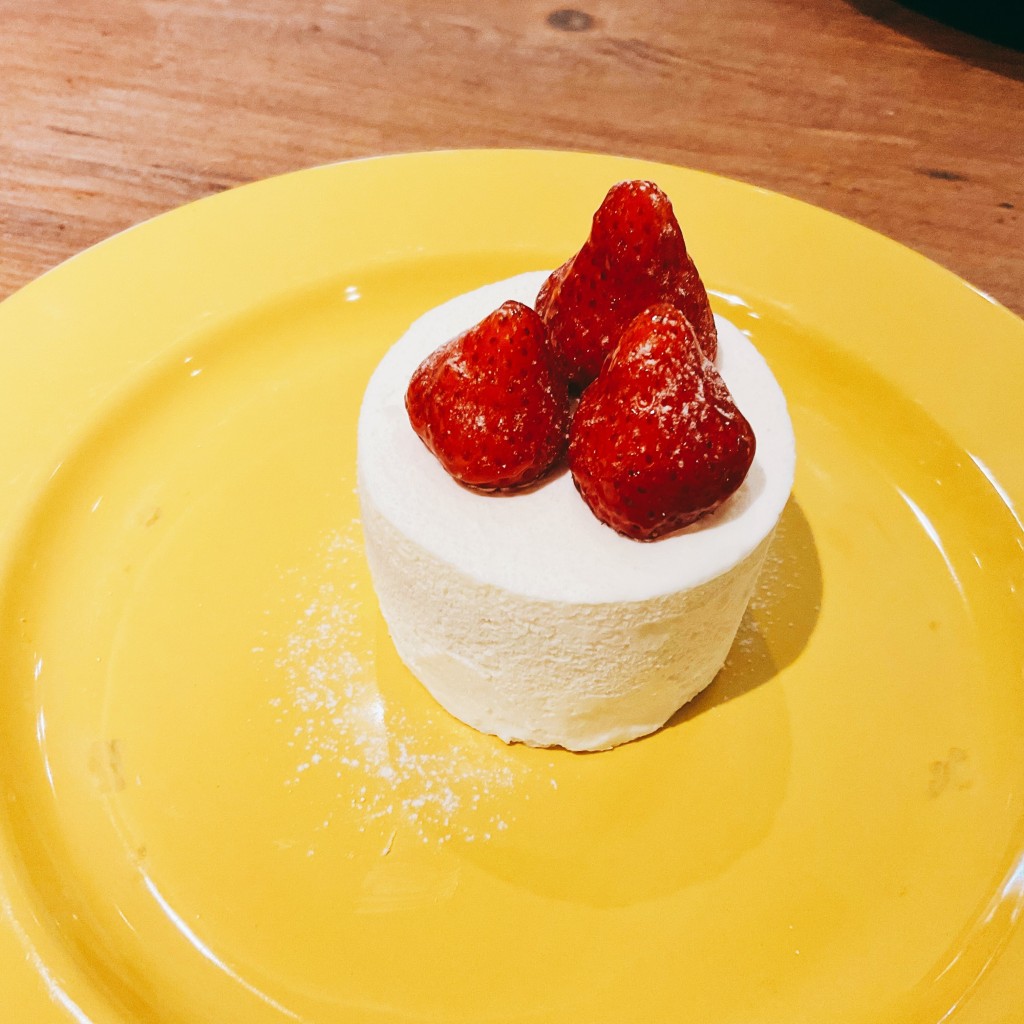 ユーザーが投稿したいちごのケーキの写真 - 実際訪問したユーザーが直接撮影して投稿した橋波東之町イタリアンカフェレストラン ビナリオの写真