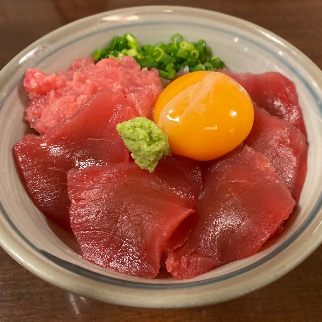 ユーザーが投稿したマグロ二色丼の写真 - 実際訪問したユーザーが直接撮影して投稿した新港定食屋お食事処・無料休憩室 憩い処の写真