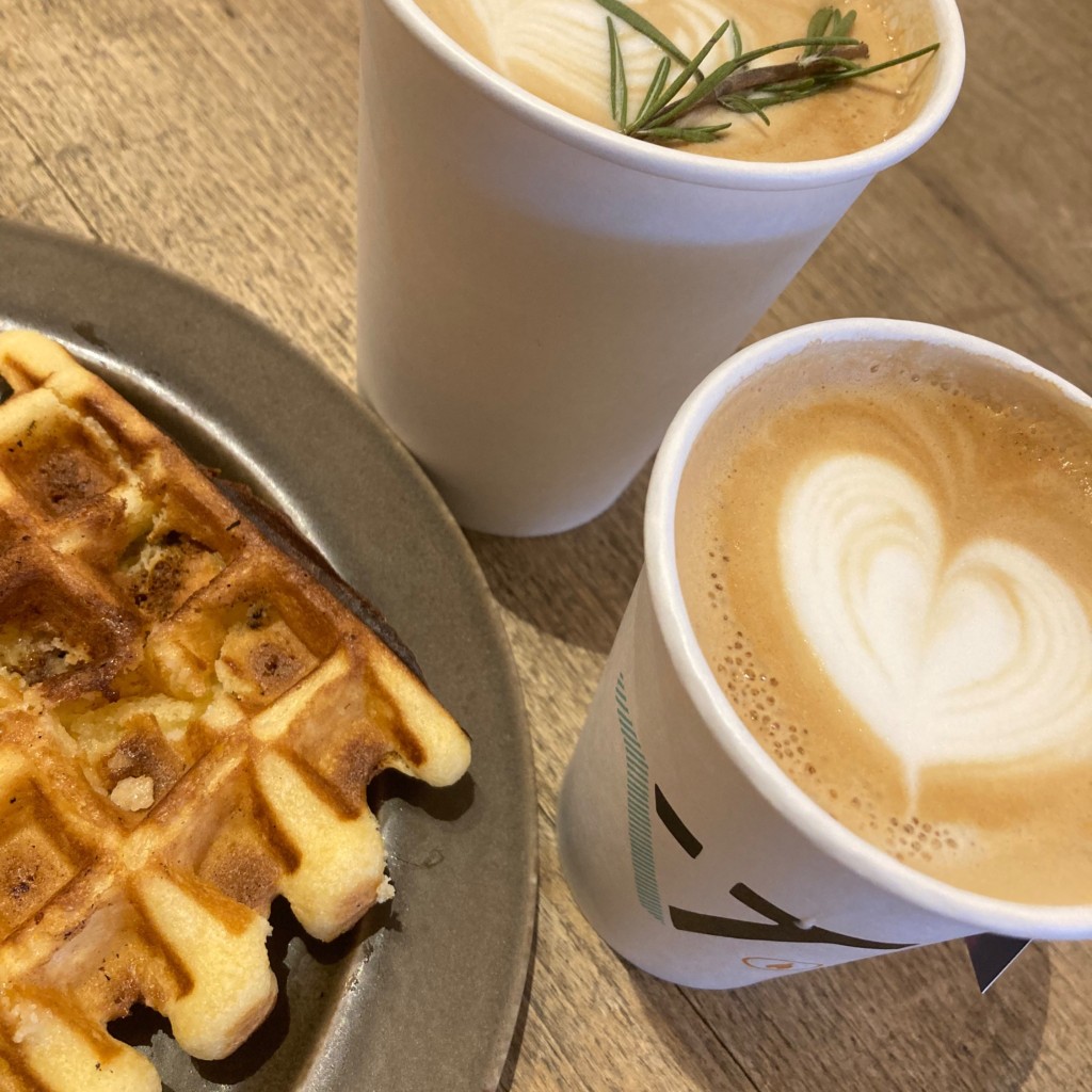 ユーザーが投稿したROSEMARY HONEY LATTEの写真 - 実際訪問したユーザーが直接撮影して投稿した雪ノ下カフェヴァーヴコーヒーロースターズ 鎌倉雪ノ下店の写真