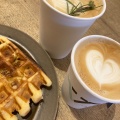 ROSEMARY HONEY LATTE - 実際訪問したユーザーが直接撮影して投稿した雪ノ下カフェヴァーヴコーヒーロースターズ 鎌倉雪ノ下店の写真のメニュー情報