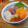 海鮮丼 - 実際訪問したユーザーが直接撮影して投稿した若松町魚介 / 海鮮料理マルイシ食堂の写真のメニュー情報