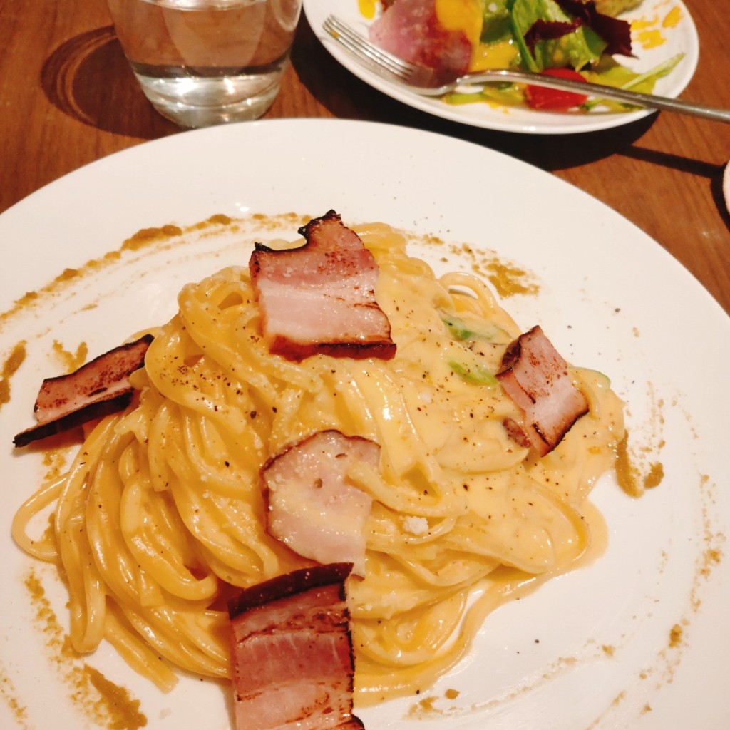 ユーザーが投稿したL)燻製ベーコンカルボナーラの写真 - 実際訪問したユーザーが直接撮影して投稿した丸の内カフェデリーモ 東京カフェの写真
