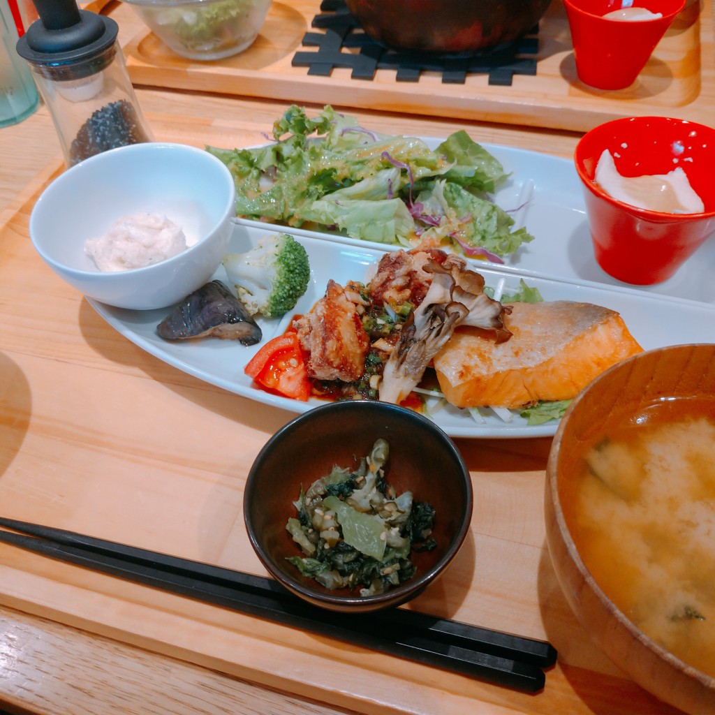 ユーザーが投稿したスペシャル定食(鶏肉の唐揚げ香味ソース&銀鮭の醤油麹焼き定食)の写真 - 実際訪問したユーザーが直接撮影して投稿した阿倍野筋定食屋おぼんdeごはん あべのキューズモール店の写真