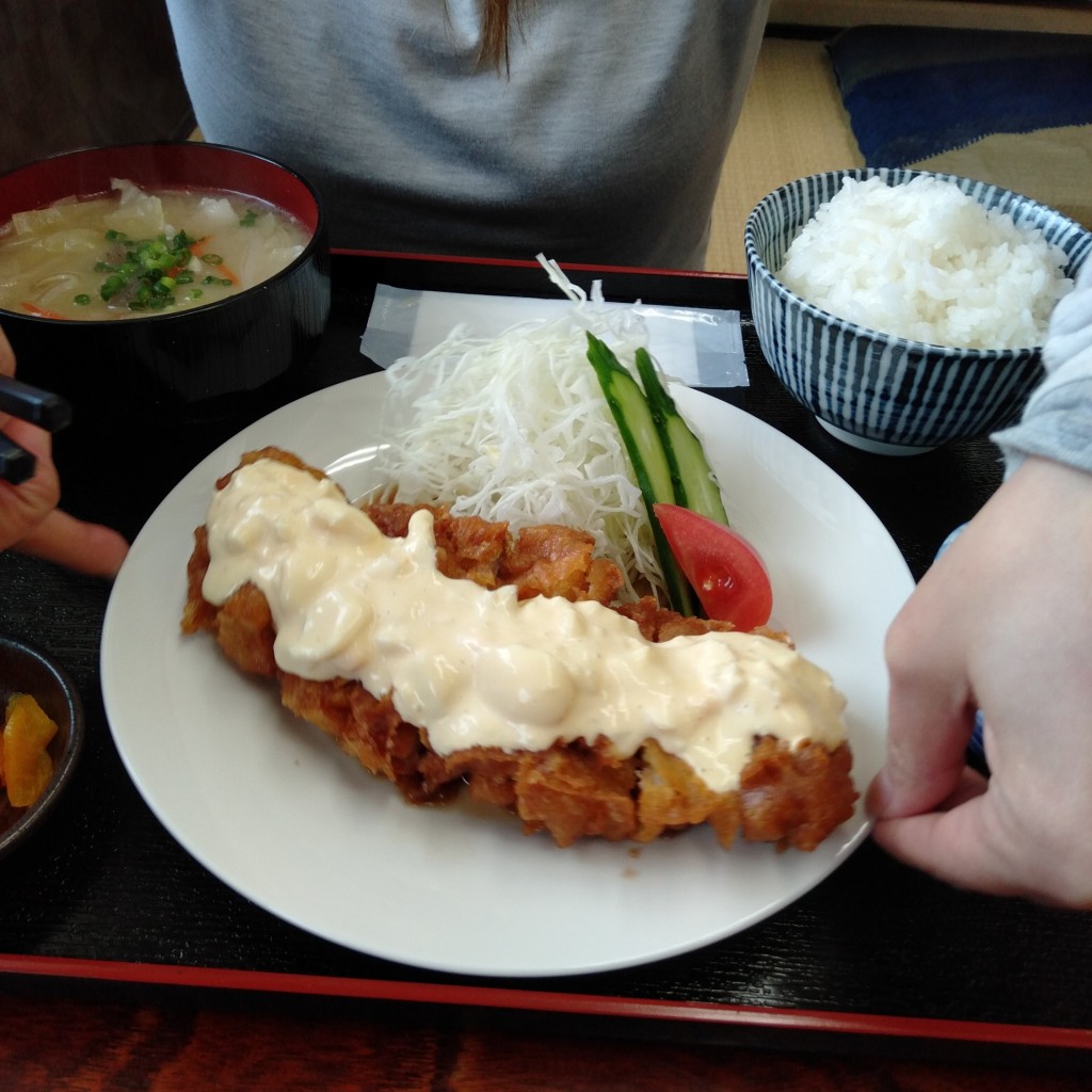 ユーザーが投稿した親子丼、チキン南蛮、焼肉定食の写真 - 実際訪問したユーザーが直接撮影して投稿した田村定食屋しらまる食堂の写真