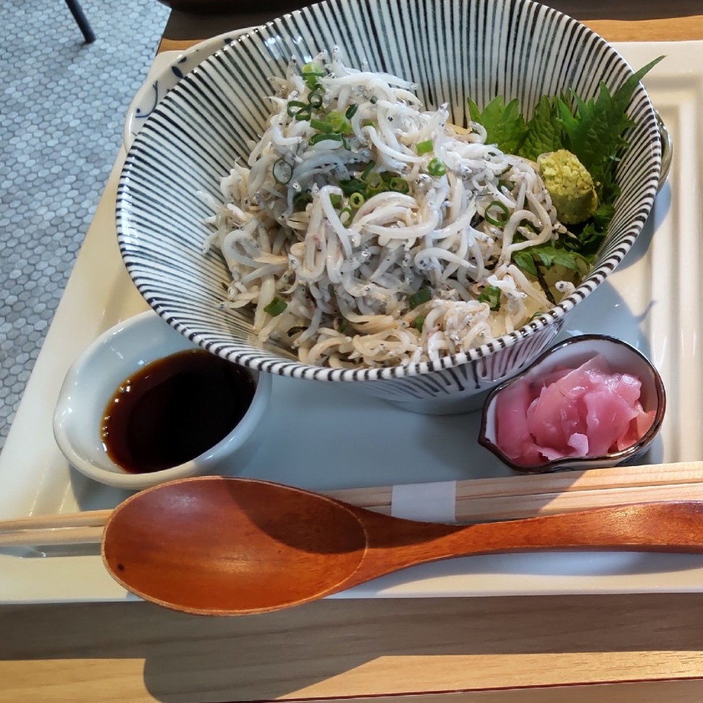 ユーザーが投稿した地魚丼の写真 - 実際訪問したユーザーが直接撮影して投稿した渚町魚介 / 海鮮料理干物ダイニング yoshi-魚-teiの写真