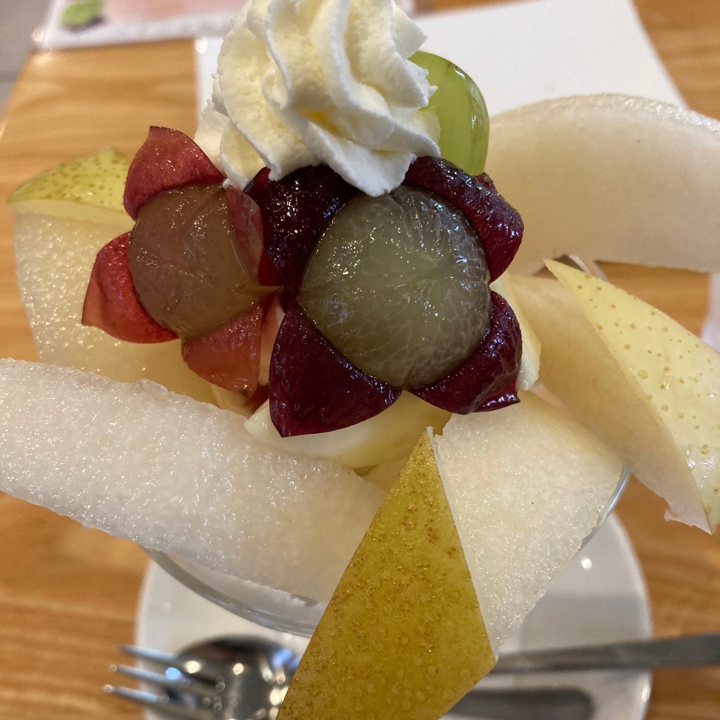 ユーザーが投稿した梨とぶどうといちじくのパフェの写真 - 実際訪問したユーザーが直接撮影して投稿した浅草パフェフルーツパーラーゴトーの写真