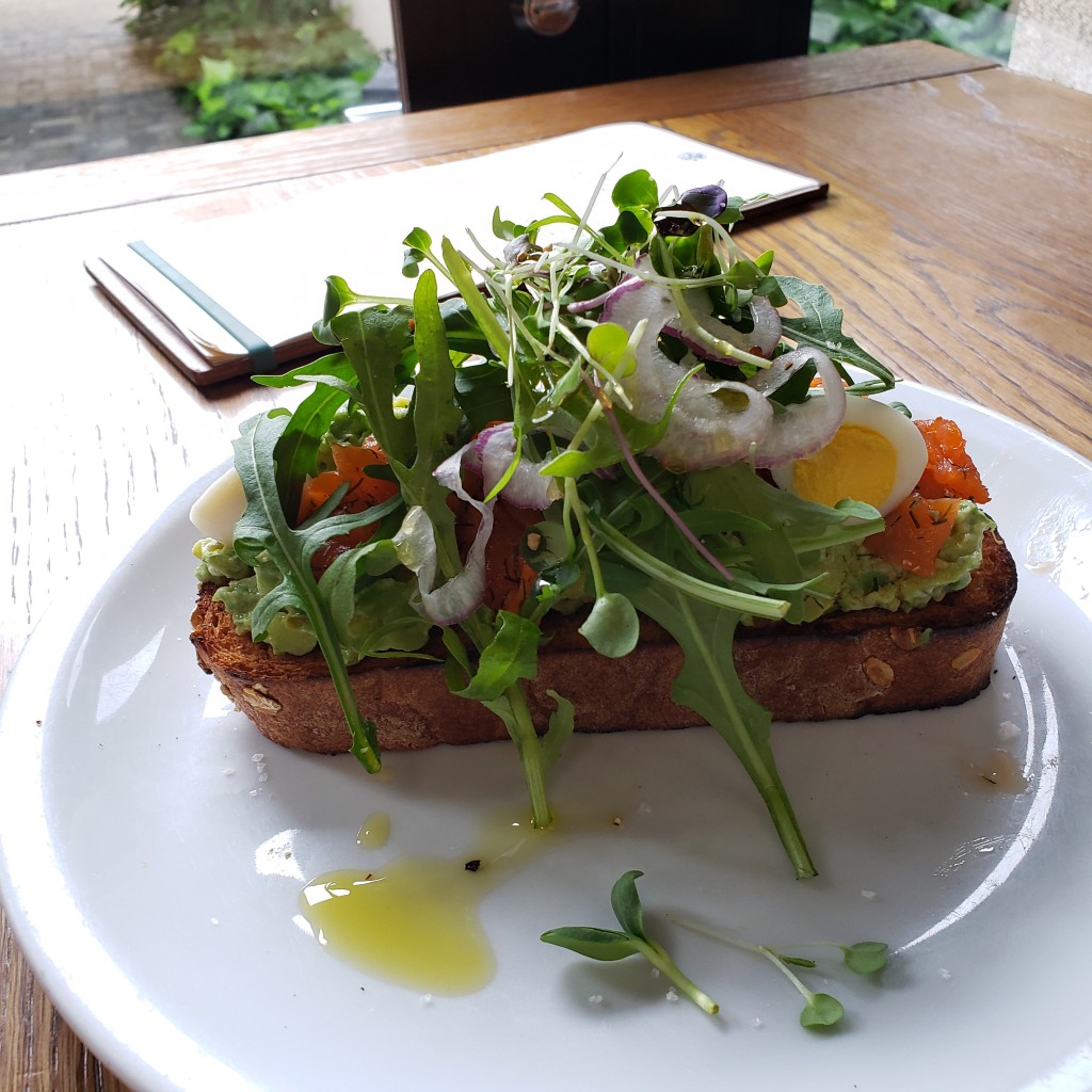 ユーザーが投稿したAvocado toastの写真 - 実際訪問したユーザーが直接撮影して投稿した猿楽町カフェIVY PLACEの写真