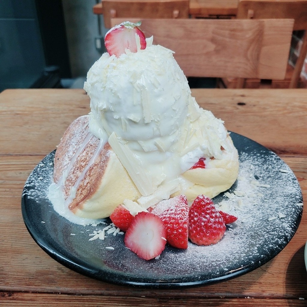 ユーザーが投稿した苺とホワイトチョコ のパンケーキの写真 - 実際訪問したユーザーが直接撮影して投稿した東池袋カフェエスプレッソ D ワークス 池袋店の写真
