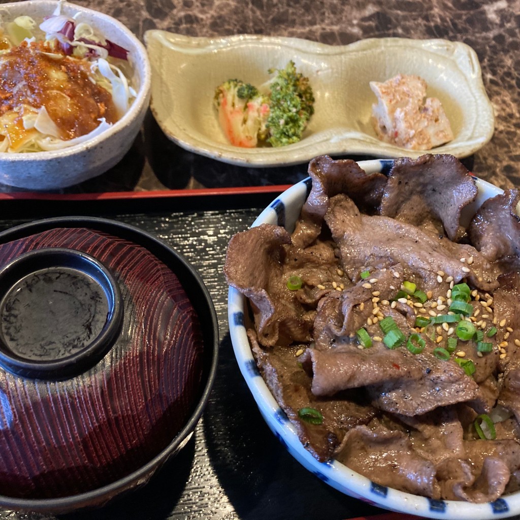 ユーザーが投稿したLunch炭焼き牛タン丼の写真 - 実際訪問したユーザーが直接撮影して投稿した上野町焼肉飛騨牛・黒豚宴 黒家 上野町店の写真