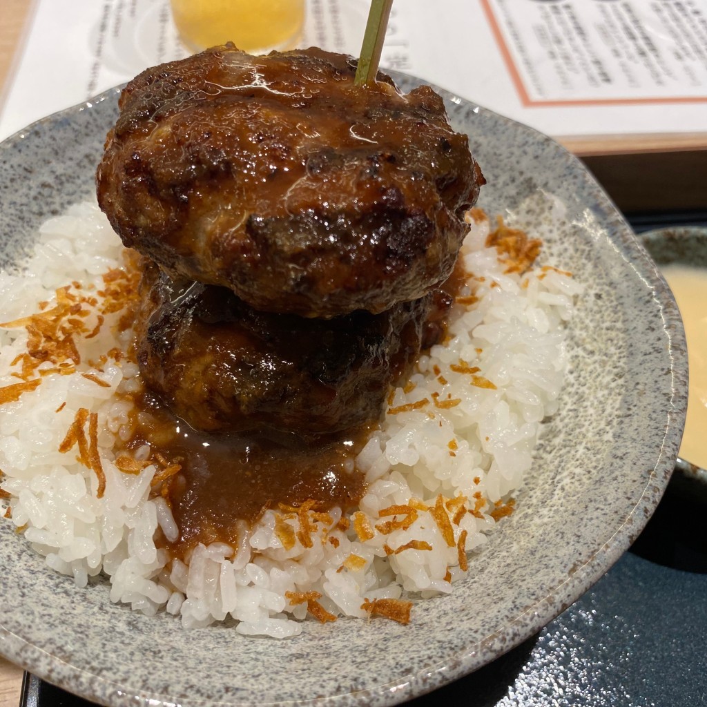 ユーザーが投稿したチーズハンバーグ丼1の写真 - 実際訪問したユーザーが直接撮影して投稿した銀座ハンバーグ挽肉屋 神徳の写真