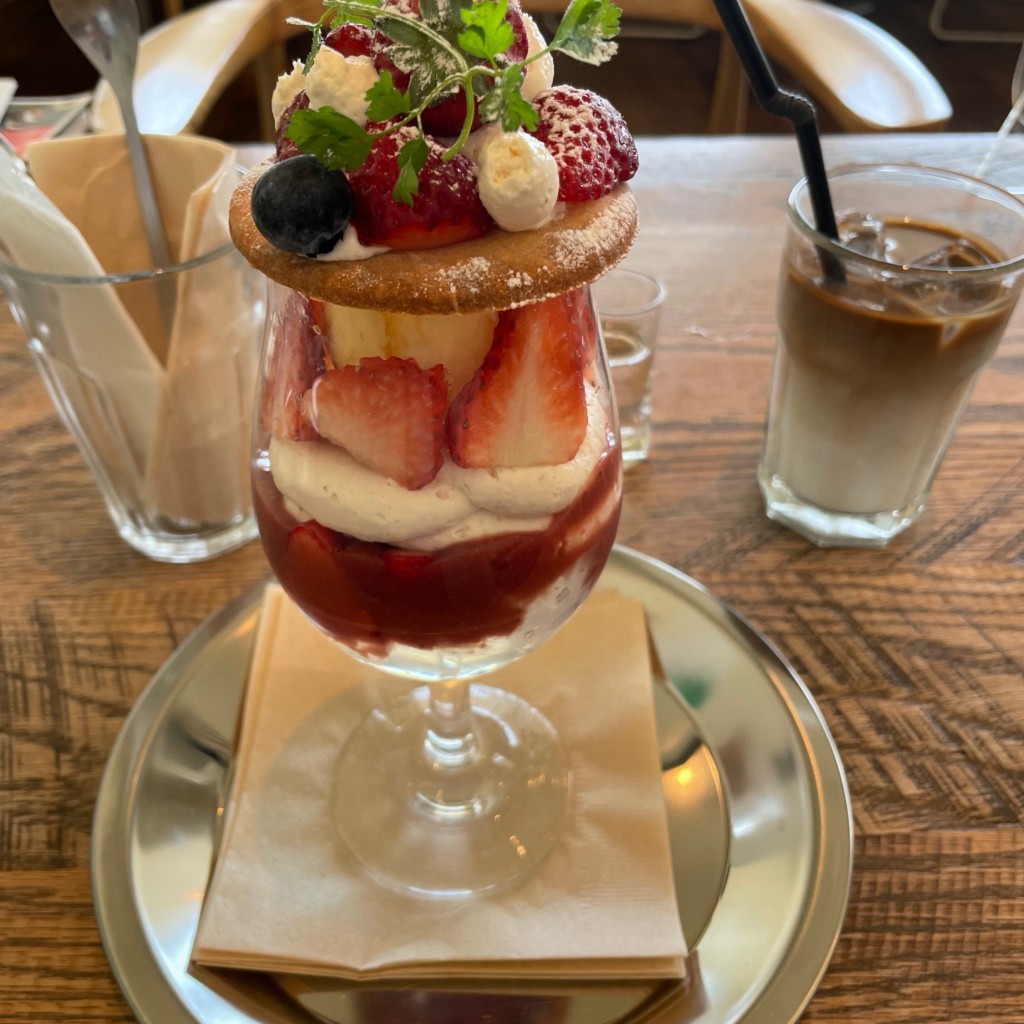 ユーザーが投稿したセット ライチ香るたっぷり苺のパフェの写真 - 実際訪問したユーザーが直接撮影して投稿した上井町カフェcafe SOURCE MIDの写真