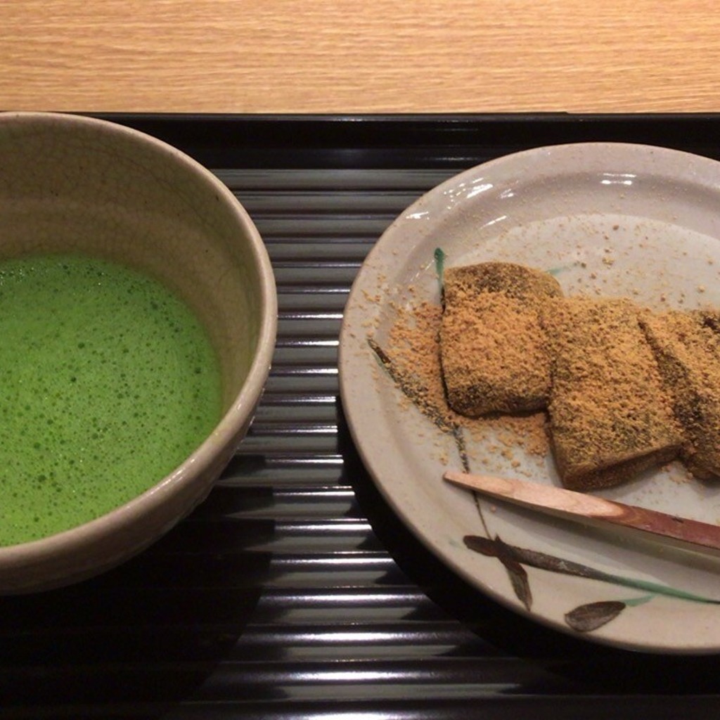 ユーザーが投稿した抹茶セット れんこんもちの写真 - 実際訪問したユーザーが直接撮影して投稿した東塩小路町和食 / 日本料理丼と麺のお店 はしたての写真