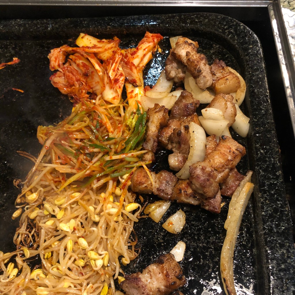 ユーザーが投稿した厚切りサムギョプサルの写真 - 実際訪問したユーザーが直接撮影して投稿した百人町韓国料理韓国焼肉専門店 ヤキバンザイの写真