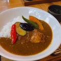 野菜と鳥の手羽元カレー+スープ - 実際訪問したユーザーが直接撮影して投稿した五条橋東6丁目カフェカフェ オトワの写真のメニュー情報