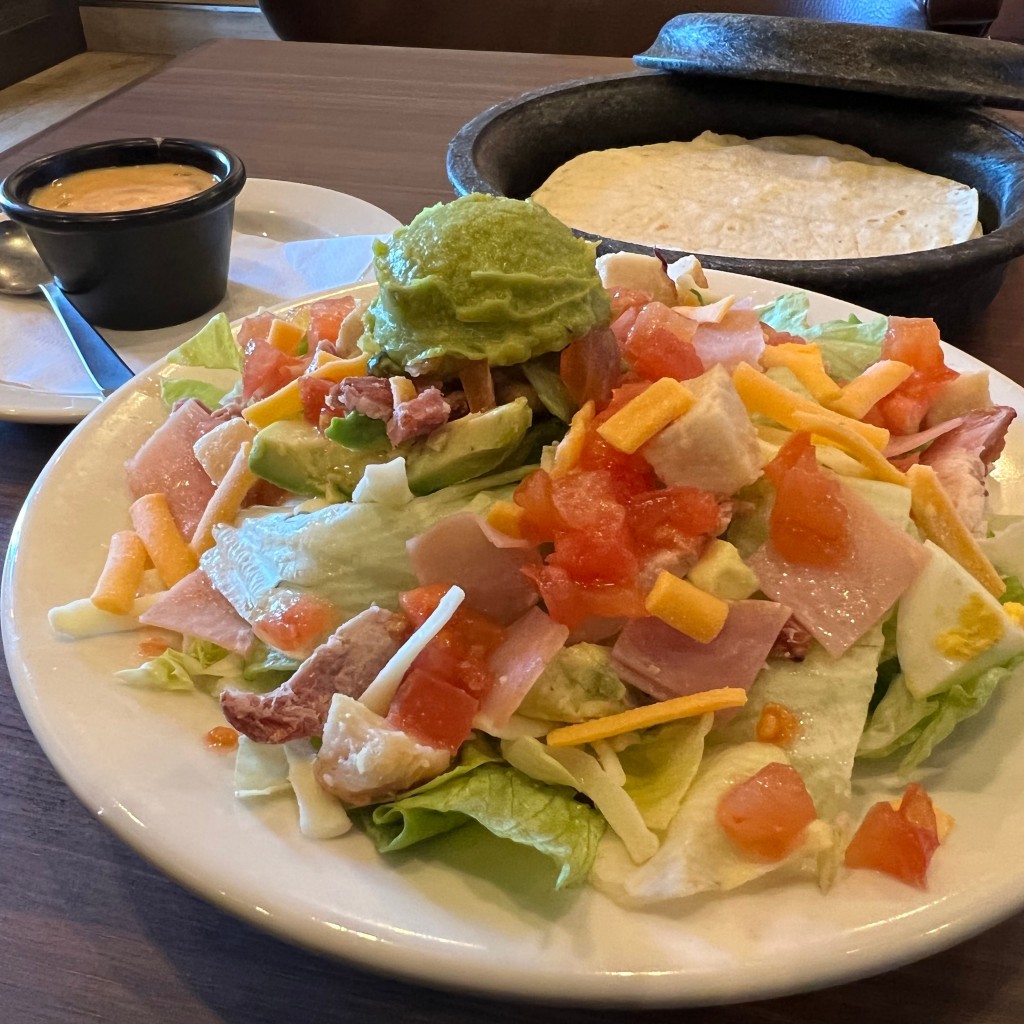 ユーザーが投稿したCobb Salad Lunchの写真 - 実際訪問したユーザーが直接撮影して投稿した有明居酒屋TGI FRIDAYS 有明ガーデン店の写真