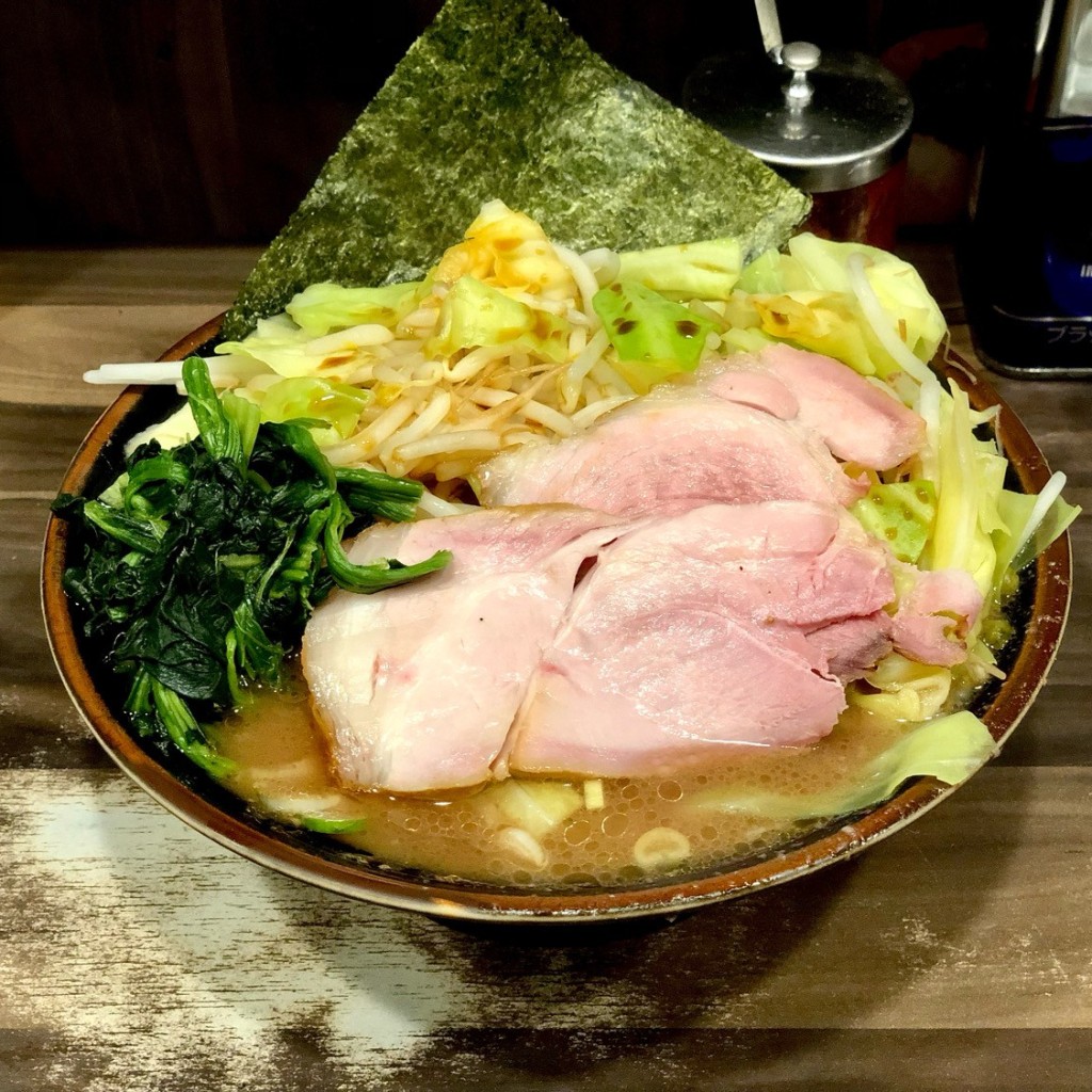 ユーザーが投稿したラーメン、ほうれん草、きゃべつもやしトッピングの写真 - 実際訪問したユーザーが直接撮影して投稿した内神田ラーメン / つけ麺神田ラーメン わいずの写真