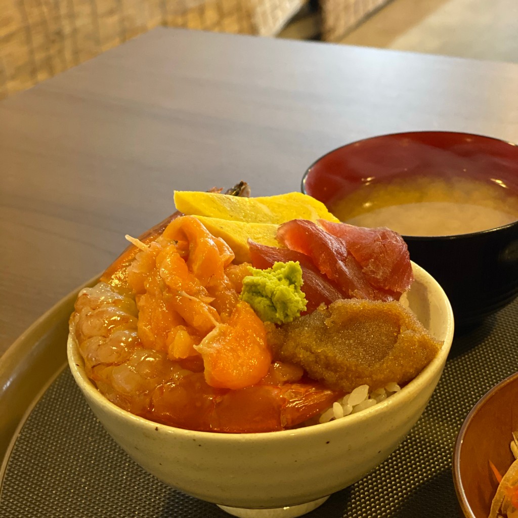 ユーザーが投稿したおまかせ海鮮丼の写真 - 実際訪問したユーザーが直接撮影して投稿した若松町魚介 / 海鮮料理海鮮や まるゆの写真