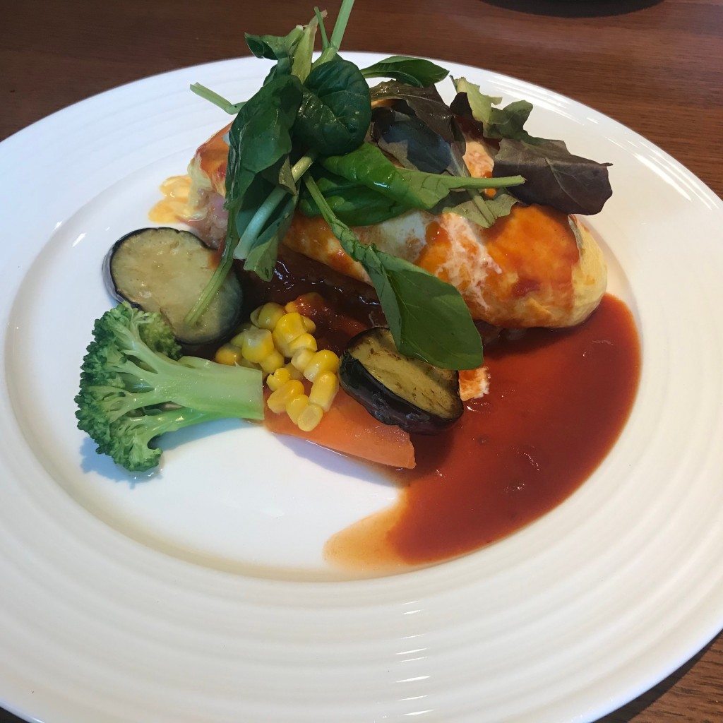 ユーザーが投稿したオムライス温野菜添えの写真 - 実際訪問したユーザーが直接撮影して投稿した直江町ビストロビストロ レガーレの写真