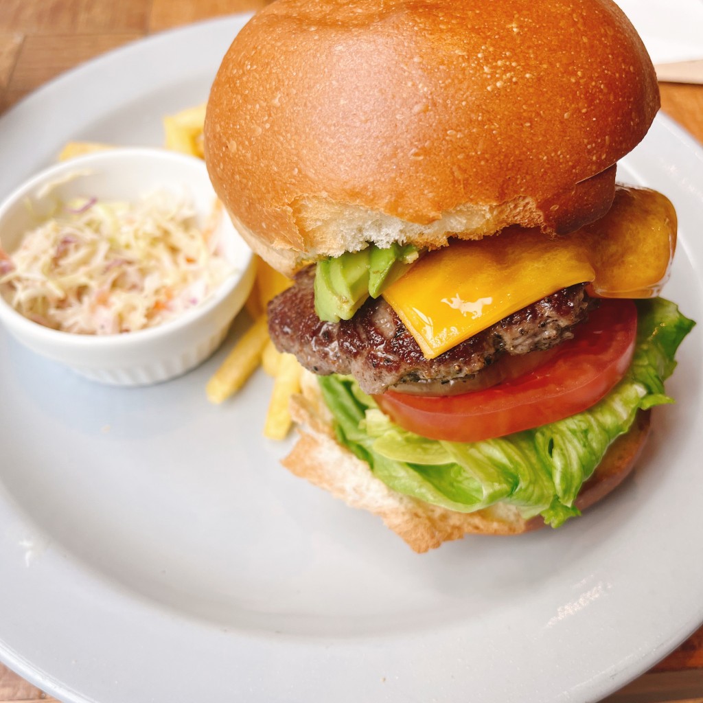 ユーザーが投稿したLunchアボカドチーズバーガーの写真 - 実際訪問したユーザーが直接撮影して投稿した緑町カフェ​under the cascadeの写真