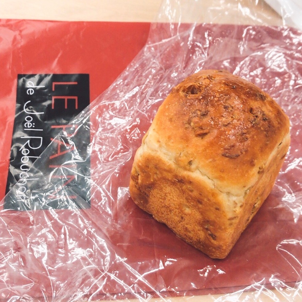 ユーザーが投稿したクルミ食パンの写真 - 実際訪問したユーザーが直接撮影して投稿した新宿ベーカリール パン ドゥ ジョエル・ロブション ニュウマン新宿店の写真