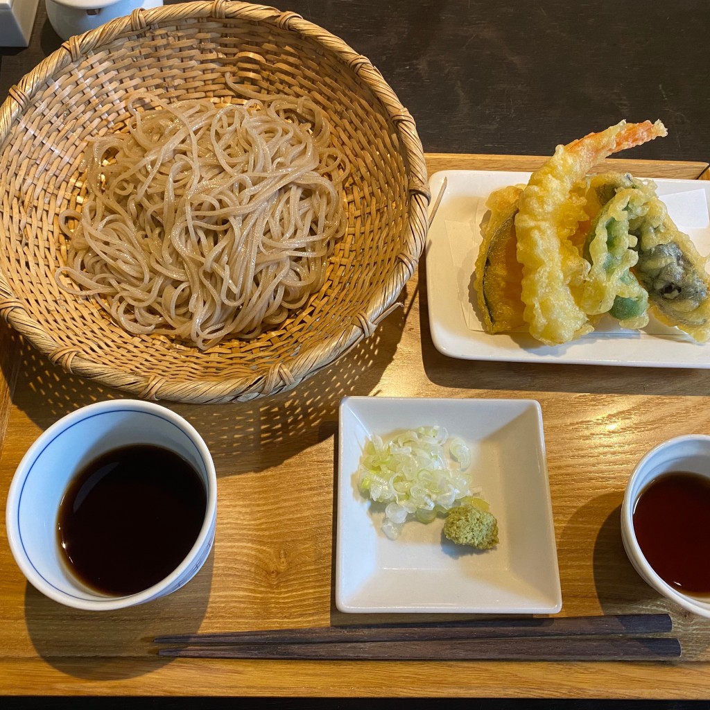 ユーザーが投稿した天ぷらとそばの写真 - 実際訪問したユーザーが直接撮影して投稿した置賜町うどんよしなりの写真