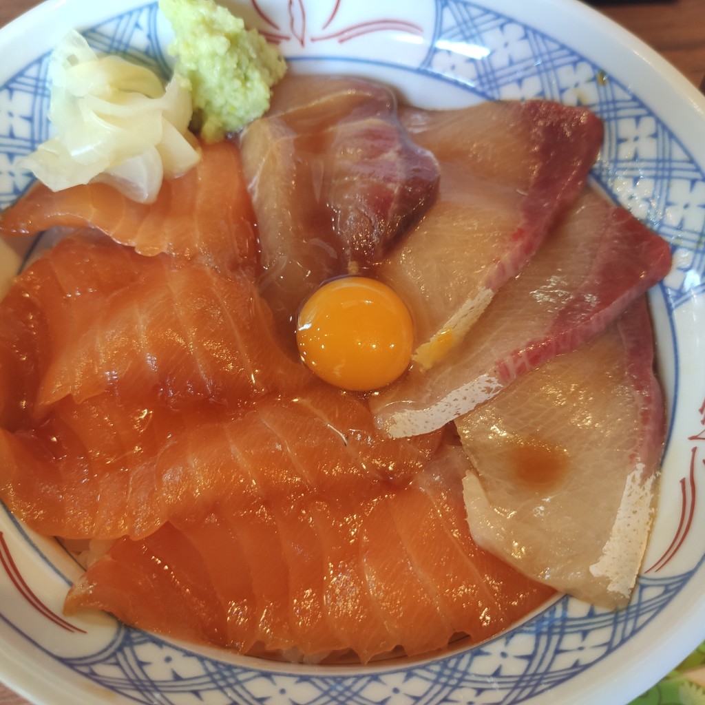 ユーザーが投稿したLunchサーモンとブリの漬け丼の写真 - 実際訪問したユーザーが直接撮影して投稿した赤羽南居酒屋磯丸水産 赤羽南口店の写真