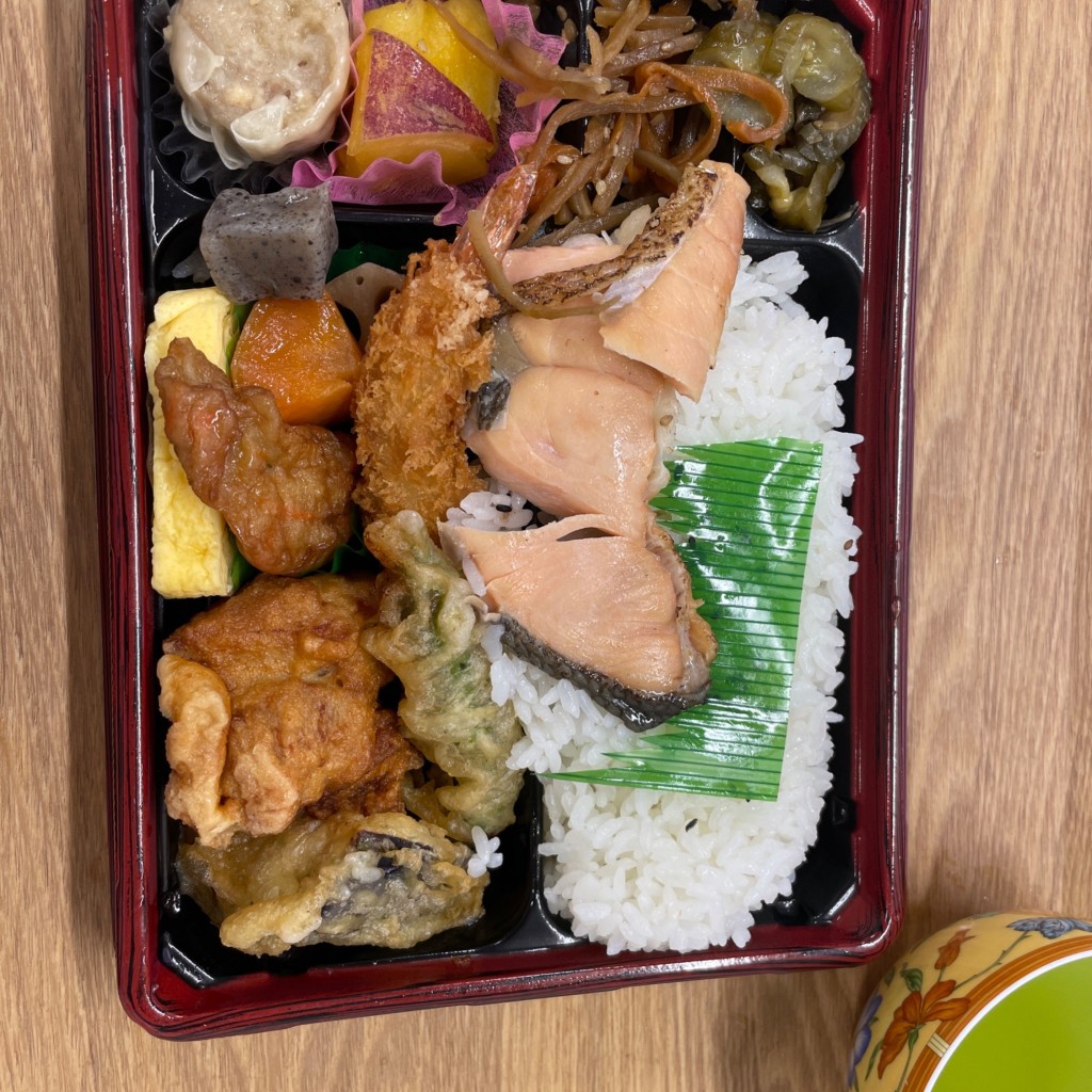 ユーザーが投稿した塩麹焼鮭の彩り幕の内の写真 - 実際訪問したユーザーが直接撮影して投稿した中央弁当 / おにぎりオリジン弁当 阪急伊丹店の写真